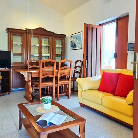Zellino Apartment